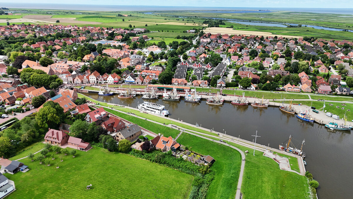 Luftbild des berühmten Kutterhafens von Greetsiel.