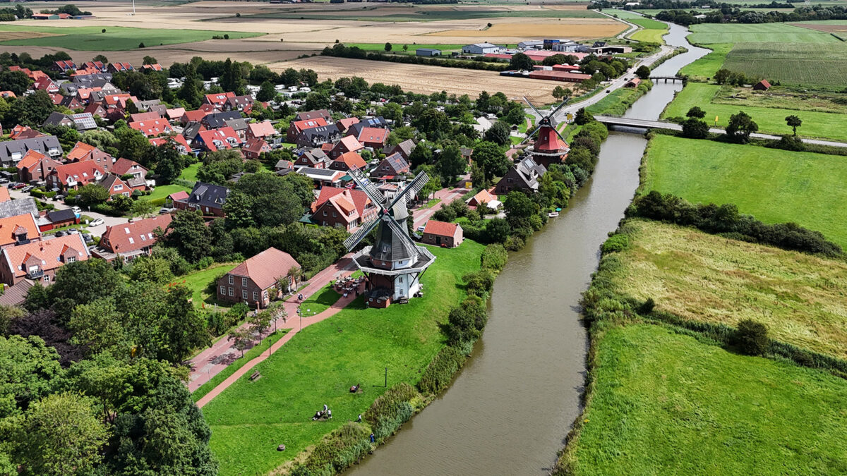 Luftaufnahme der Greetsieler Zwillingsmühlen.
