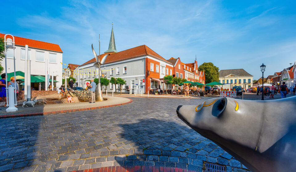 Die Stadt Esens wird oft als "Stadt der Bären" bezeichnet und ist ein kultureller Mittelpunkt des Landkreises Wittmund.