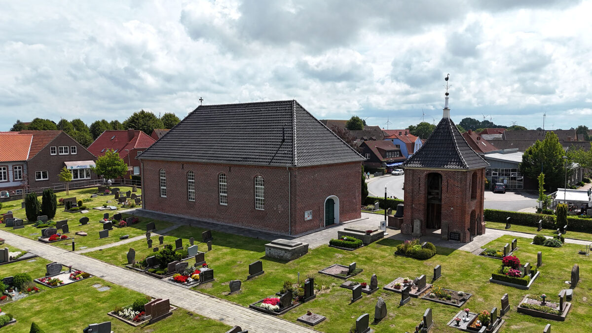 Die 1776 erbaute Deichkirche ist die nördlichste Kirche im Carolinensiel und die einzige Küstenkirche, die direkt auf einem Deich errichtet wurde