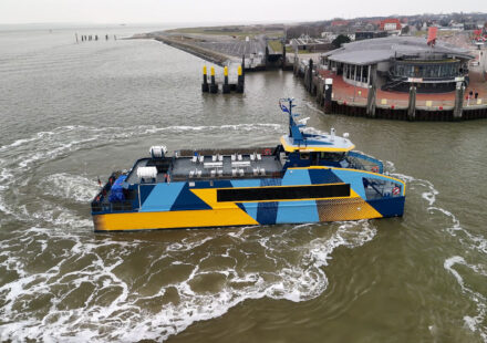 E-Katamaran erreicht den Zielhafen Norddeich