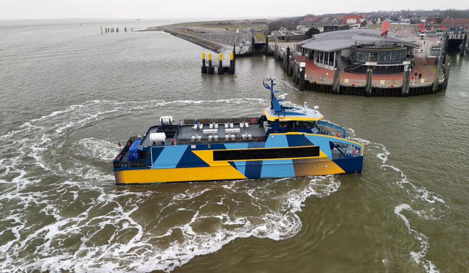 E-Katamaran erfolgreich nach Norddeich überführt E-Katamaran erreicht den Zielhafen Norddeich