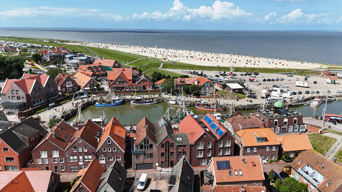 Luftaufnahme Neuharlingersiel mit Kutterhafen und Strandbad