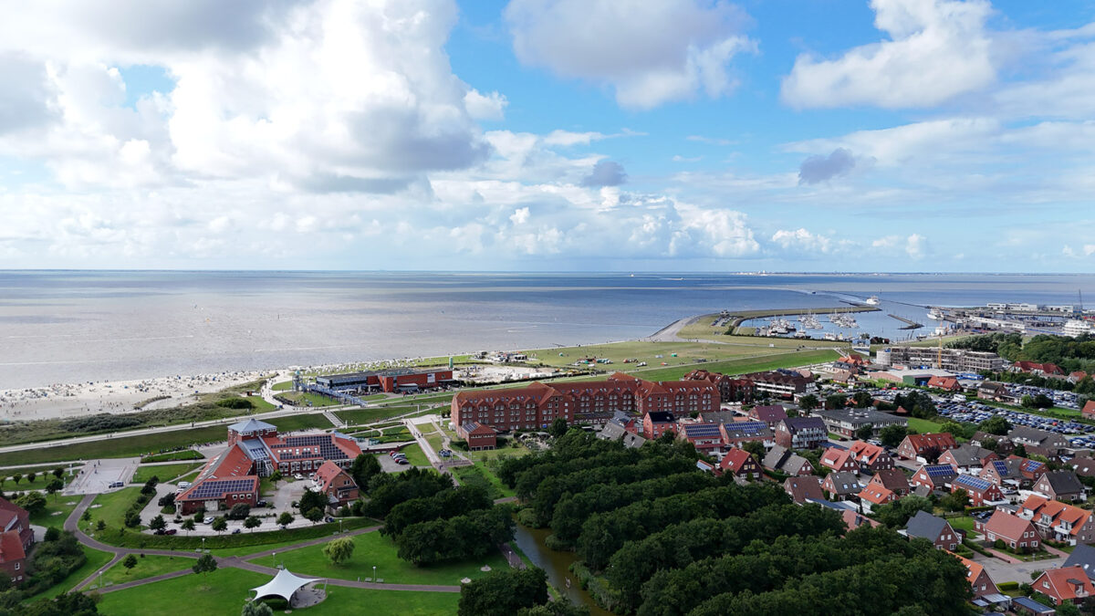 Luftbild: Strand und Fährhafen (Norderney und Juist) in Norddeich